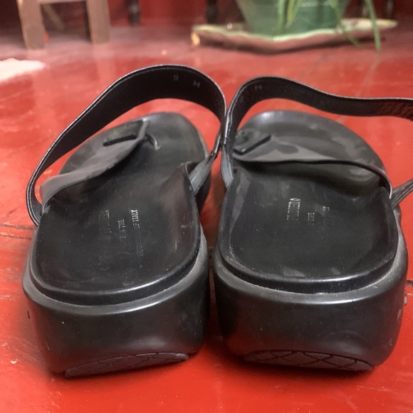 Womens leather thonged toe sandals. - Picture 4 of 6